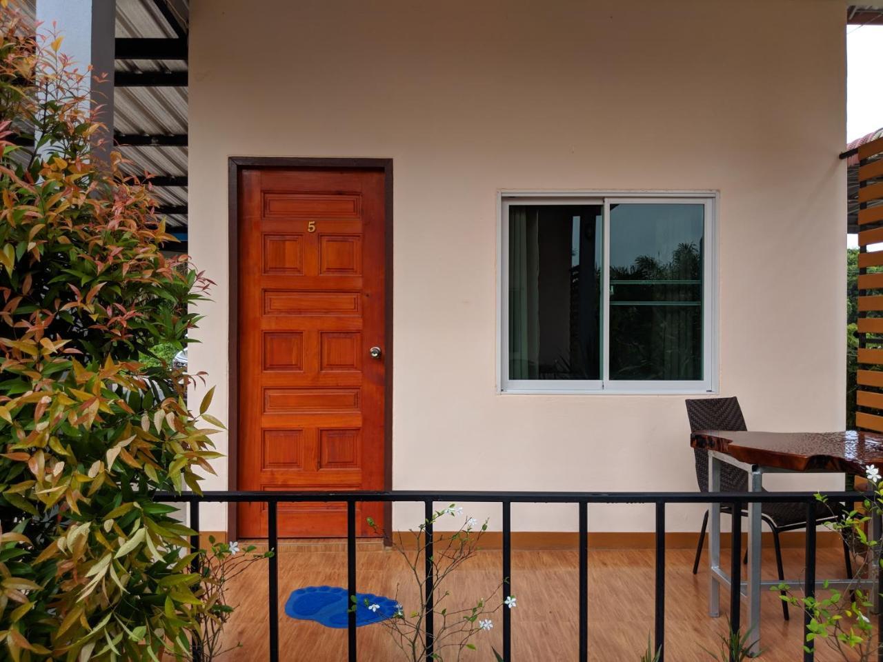 Hotel Maruay Surat Thani Esterno foto