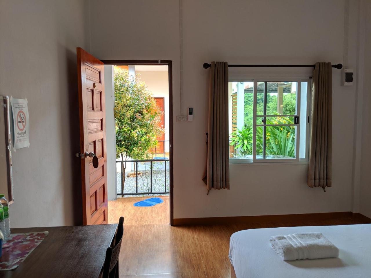 Hotel Maruay Surat Thani Esterno foto