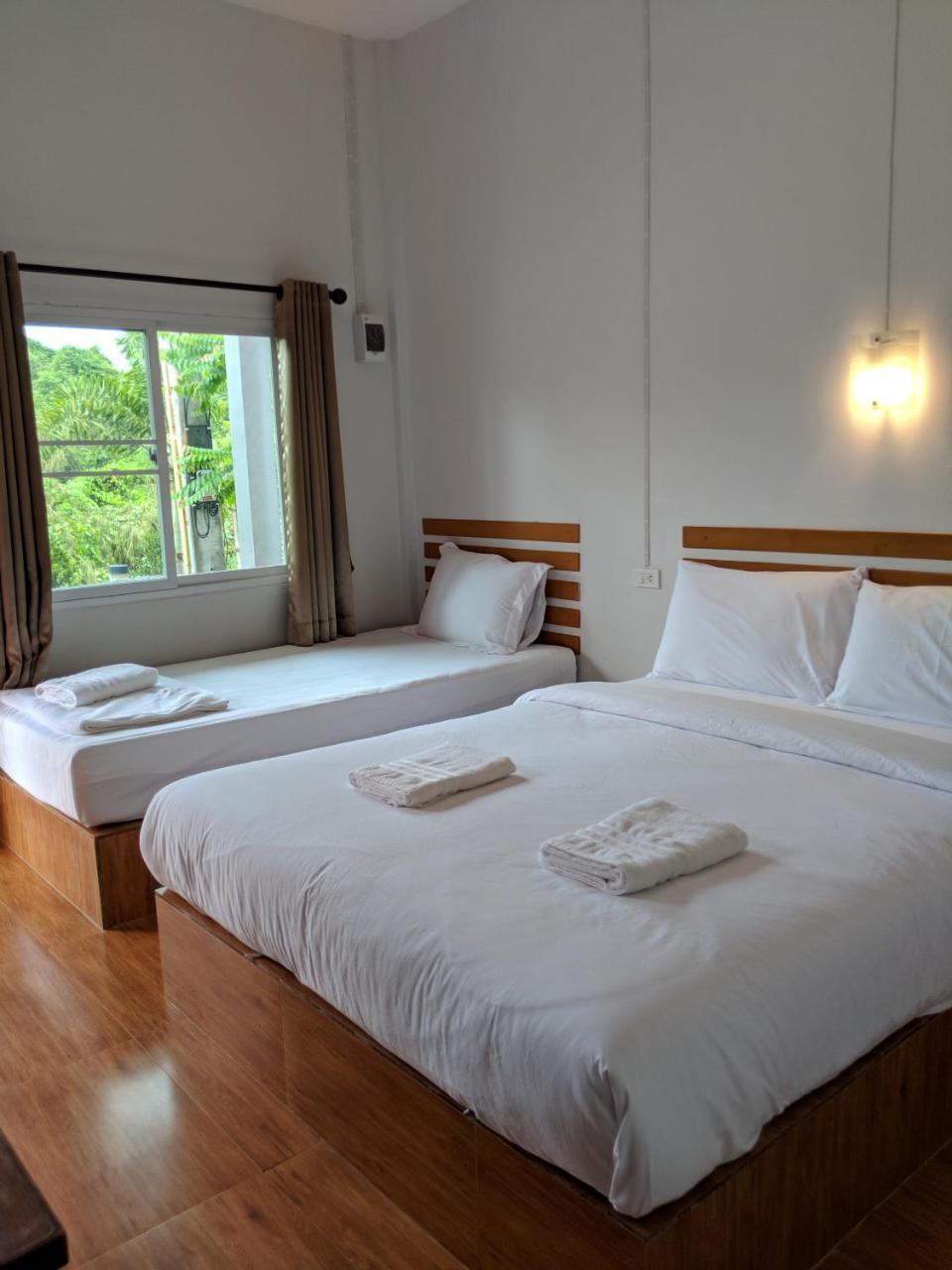 Hotel Maruay Surat Thani Esterno foto